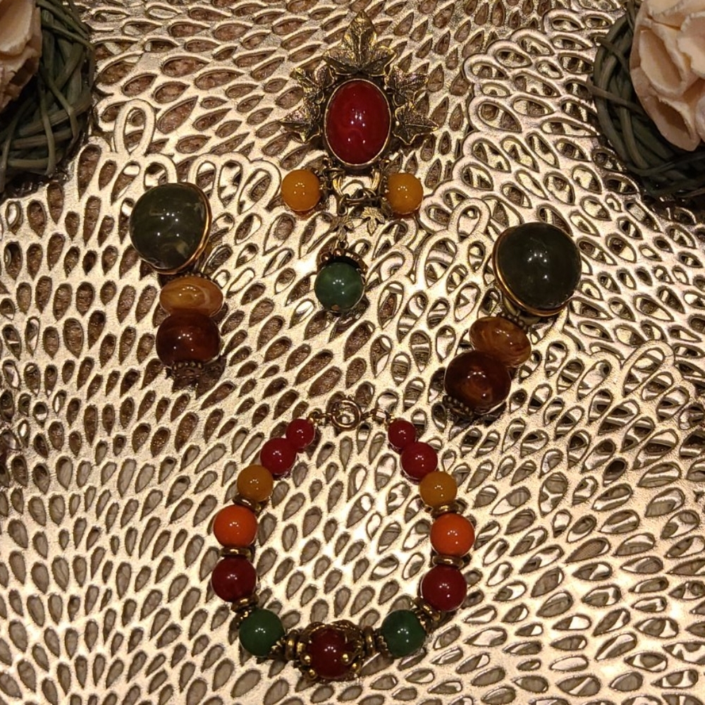 Retro Chic Matching Brooch & Bracelet w